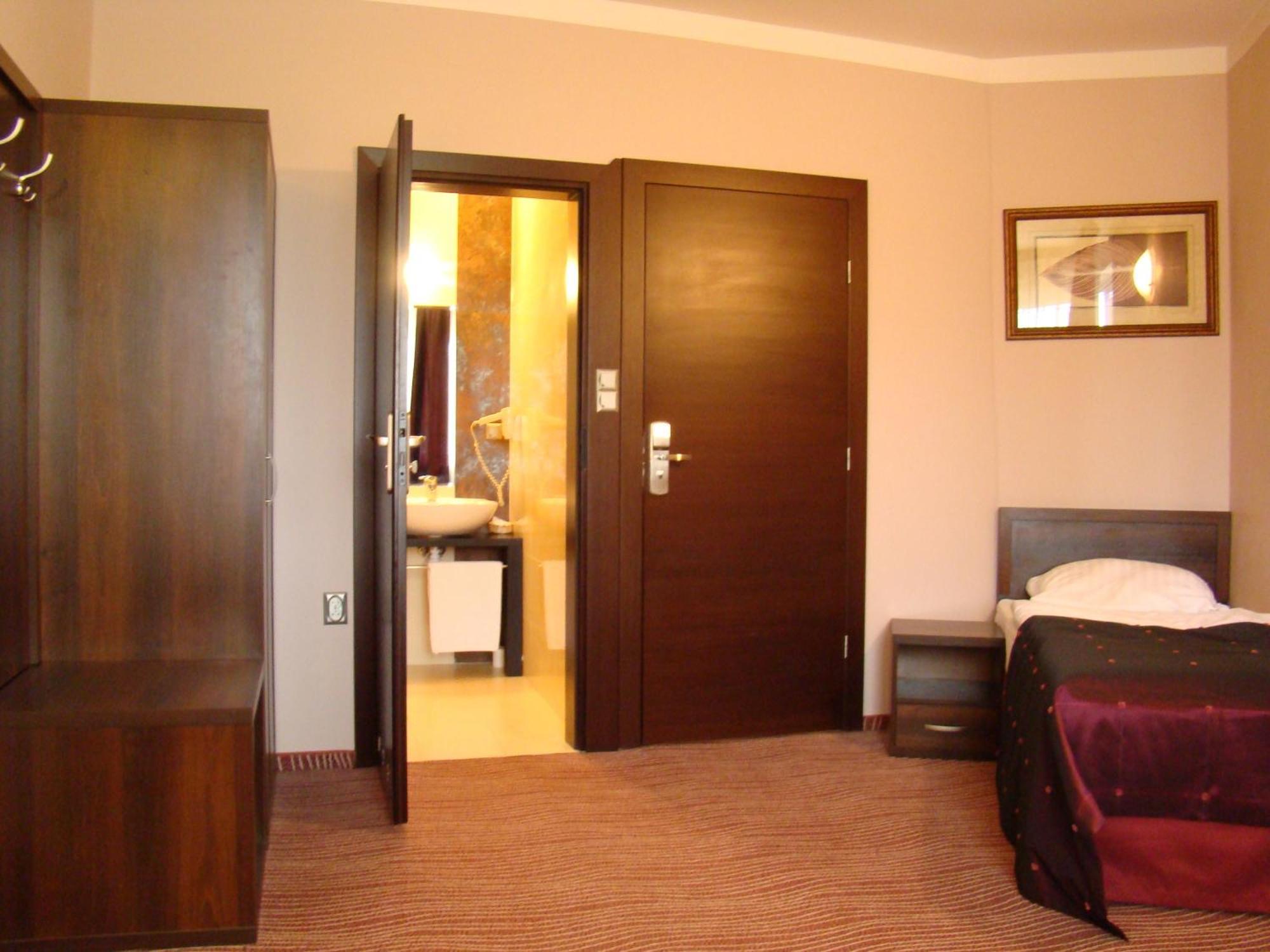 Hotel Azalia & Spa Niepołomice Exteriör bild