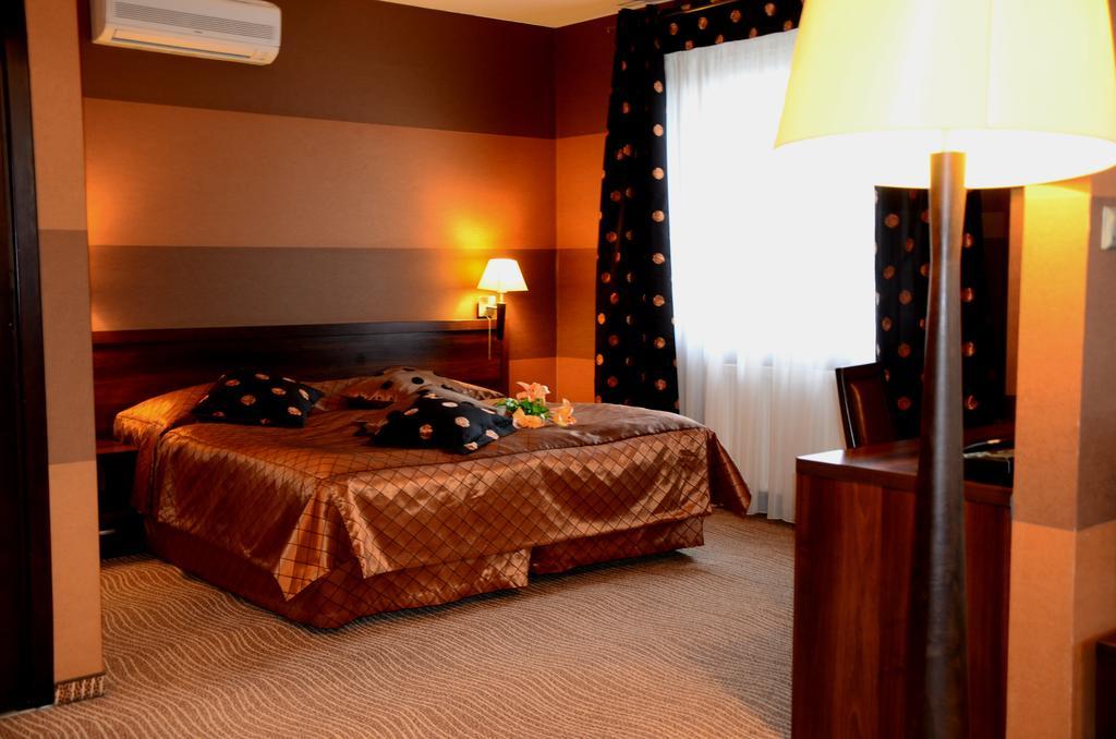 Hotel Azalia & Spa Niepołomice Exteriör bild