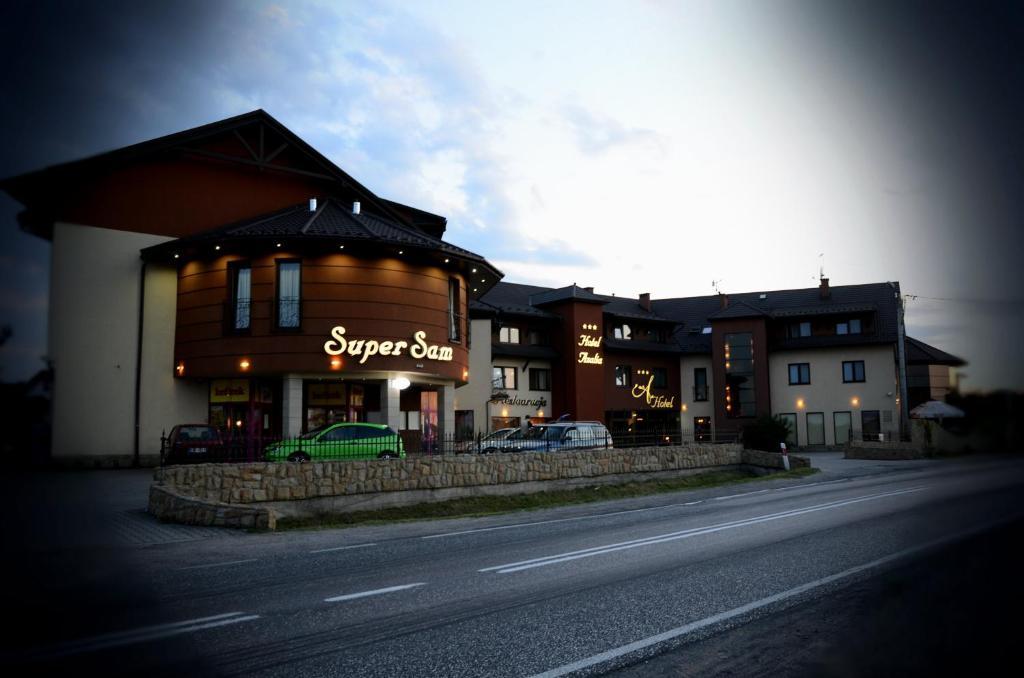 Hotel Azalia & Spa Niepołomice Exteriör bild
